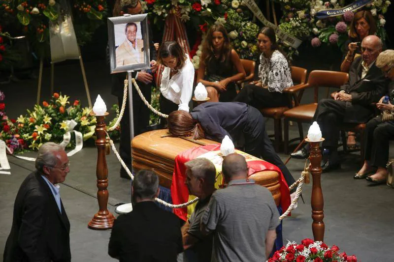 Decenas de personas despiden al actor y empresario teatral Arturo Fernández en la capilla ardiente abierta en el Teatro Jovellanos de Gijón.