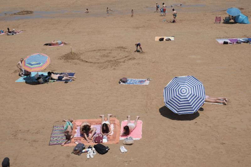 Los asturianos recurrieron a todas las maneras posibles para refrescarse en una jornada marcada por las altas temperaturas. Algunos se acercaron hasta las playas o piscinas, mientras que otros se conformaron con disfrutar de las terrazas.