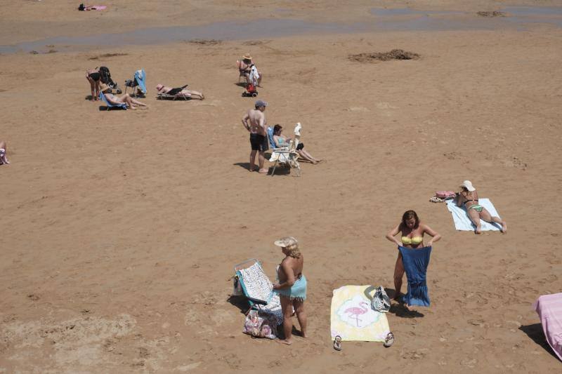 Los asturianos recurrieron a todas las maneras posibles para refrescarse en una jornada marcada por las altas temperaturas. Algunos se acercaron hasta las playas o piscinas, mientras que otros se conformaron con disfrutar de las terrazas.