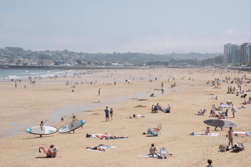 Los asturianos recurrieron a todas las maneras posibles para refrescarse en una jornada marcada por las altas temperaturas. Algunos se acercaron hasta las playas o piscinas, mientras que otros se conformaron con disfrutar de las terrazas.