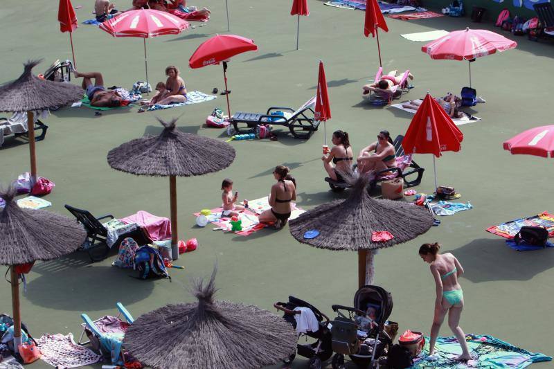 Los asturianos recurrieron a todas las maneras posibles para refrescarse en una jornada marcada por las altas temperaturas. Algunos se acercaron hasta las playas o piscinas, mientras que otros se conformaron con disfrutar de las terrazas.