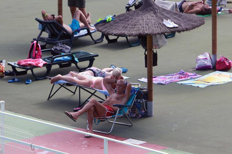 Los asturianos recurrieron a todas las maneras posibles para refrescarse en una jornada marcada por las altas temperaturas. Algunos se acercaron hasta las playas o piscinas, mientras que otros se conformaron con disfrutar de las terrazas.