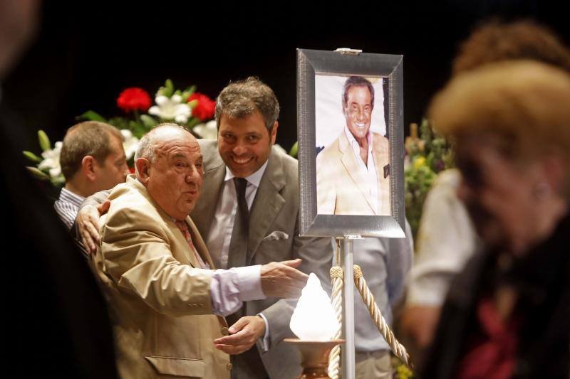 Decenas de personas despiden al actor y empresario teatral Arturo Fernández en la capilla ardiente abierta en el Teatro Jovellanos de Gijón.