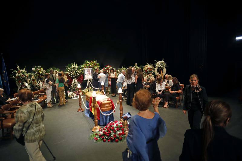 Decenas de personas despiden al actor y empresario teatral Arturo Fernández en la capilla ardiente abierta en el Teatro Jovellanos de Gijón.