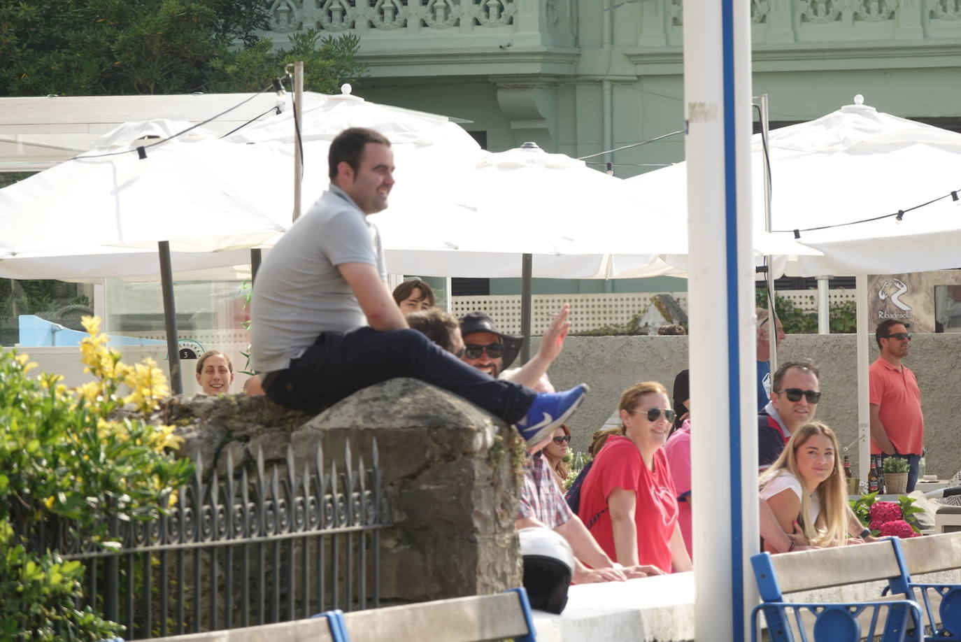 Fotos: Gran expectación en Ribadesella por velero varado