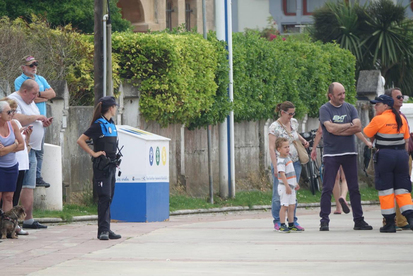 Fotos: Gran expectación en Ribadesella por velero varado