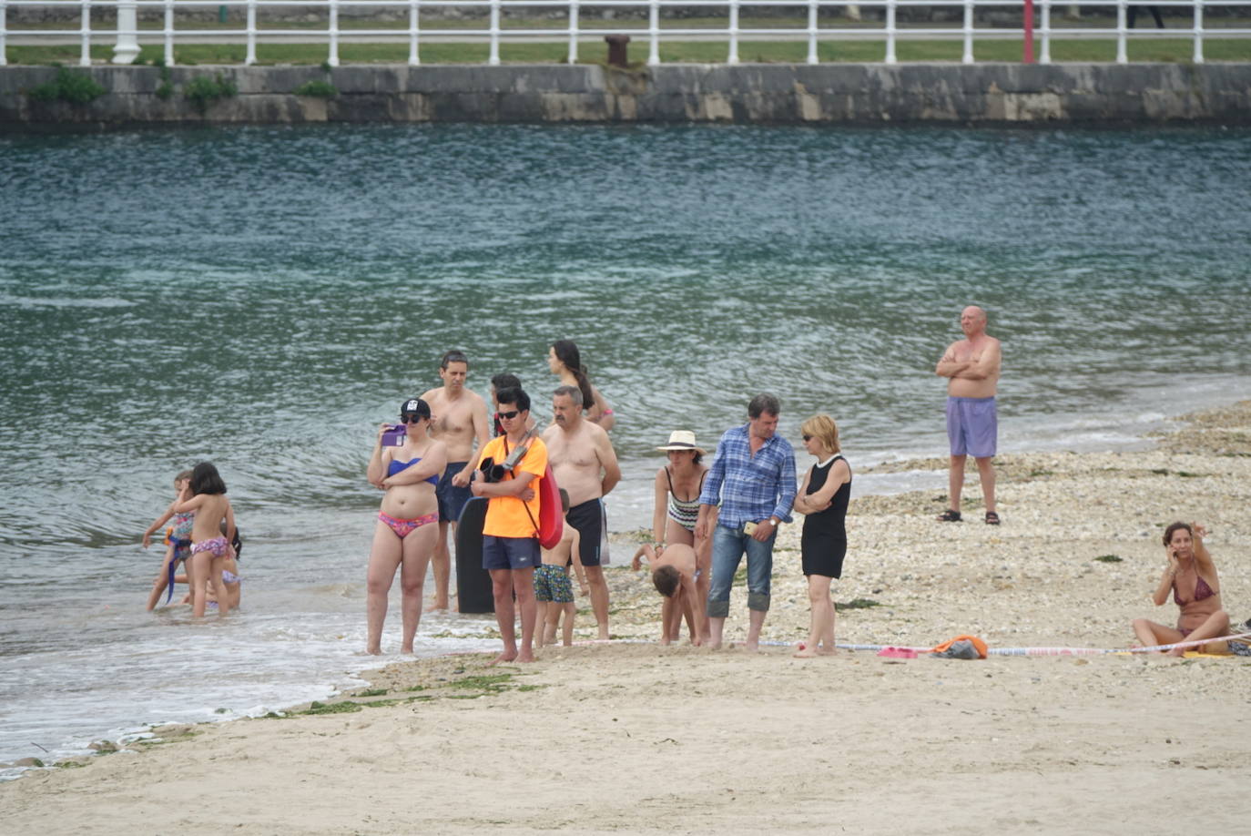 Fotos: Gran expectación en Ribadesella por velero varado