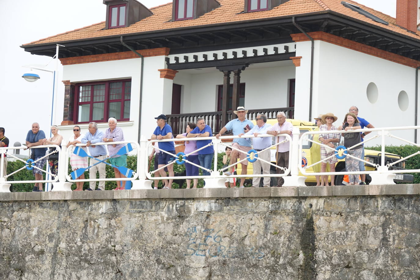 Fotos: Gran expectación en Ribadesella por velero varado