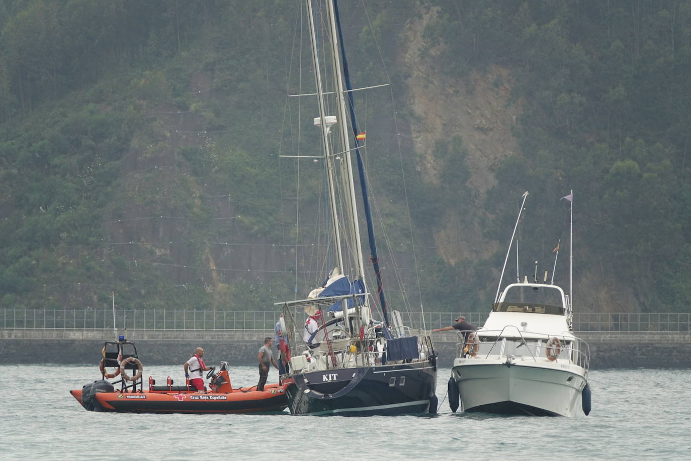 Fotos: Gran expectación en Ribadesella por velero varado