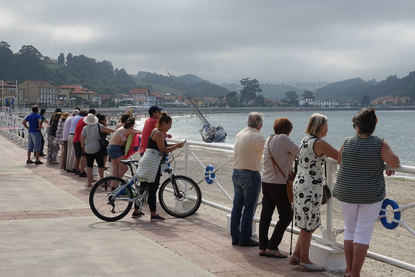 Fotos: Gran expectación en Ribadesella por velero varado