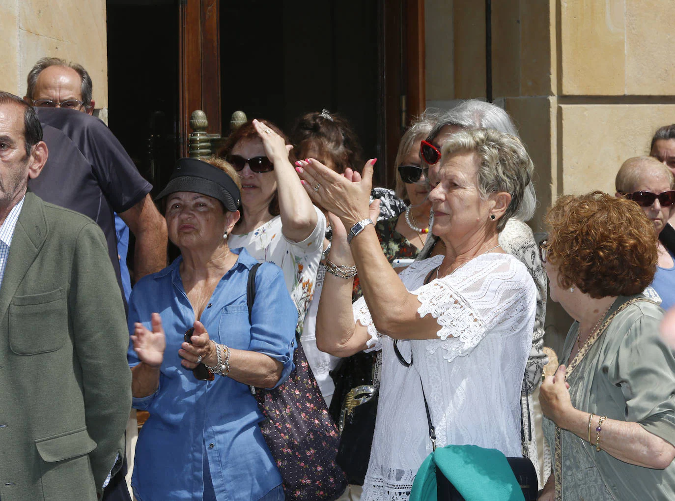 Decenas de personas despiden al actor y empresario teatral Arturo Fernández en la capilla ardiente abierta en el Teatro Jovellanos de Gijón.