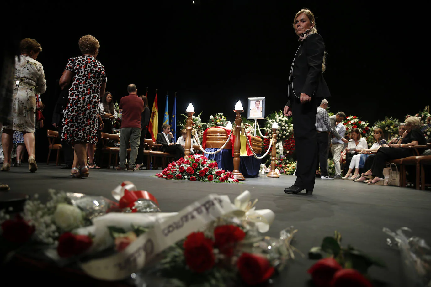 Decenas de personas despiden al actor y empresario teatral Arturo Fernández en la capilla ardiente abierta en el Teatro Jovellanos de Gijón.