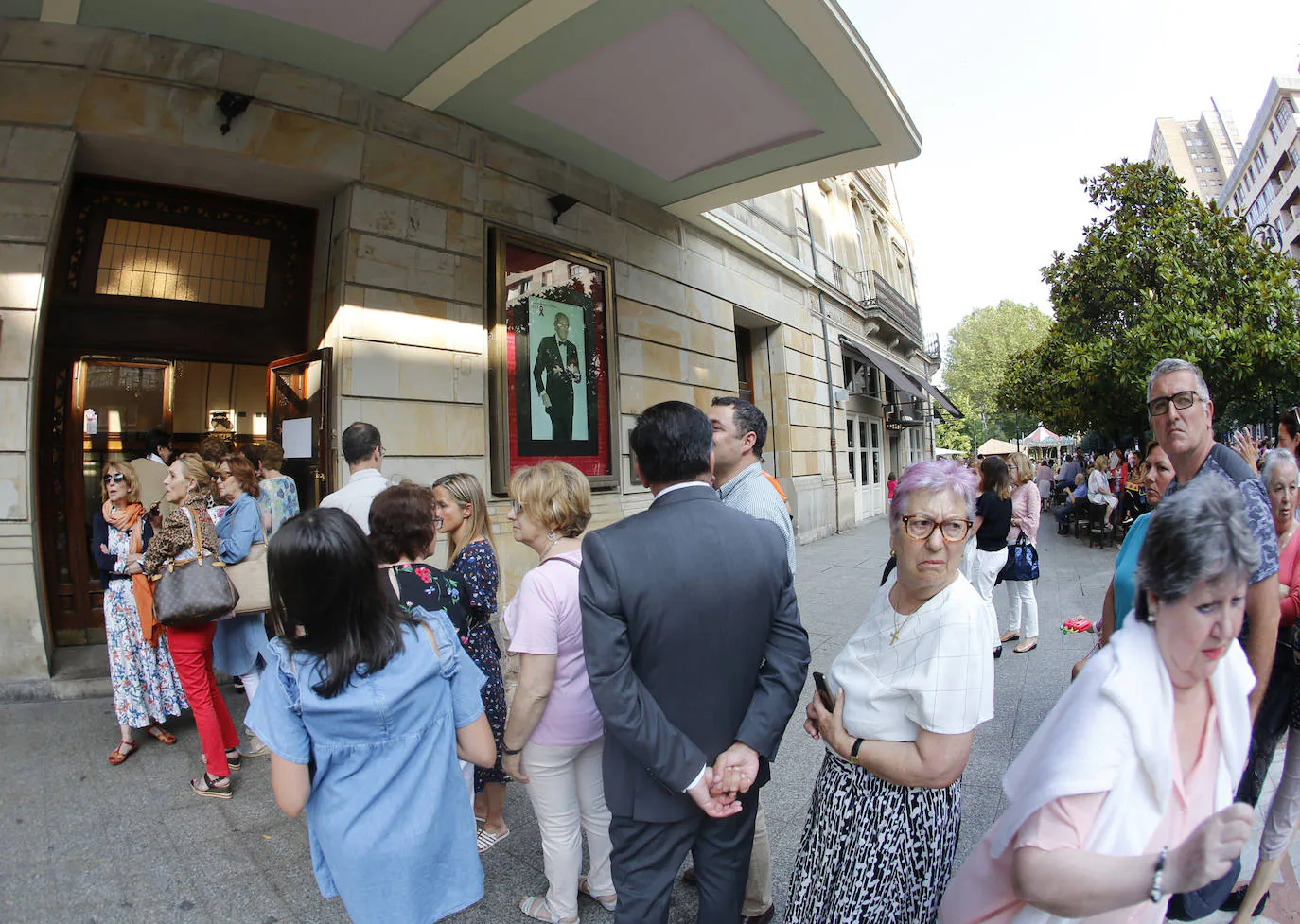 Decenas de personas despiden al actor y empresario teatral Arturo Fernández en la capilla ardiente abierta en el Teatro Jovellanos de Gijón.