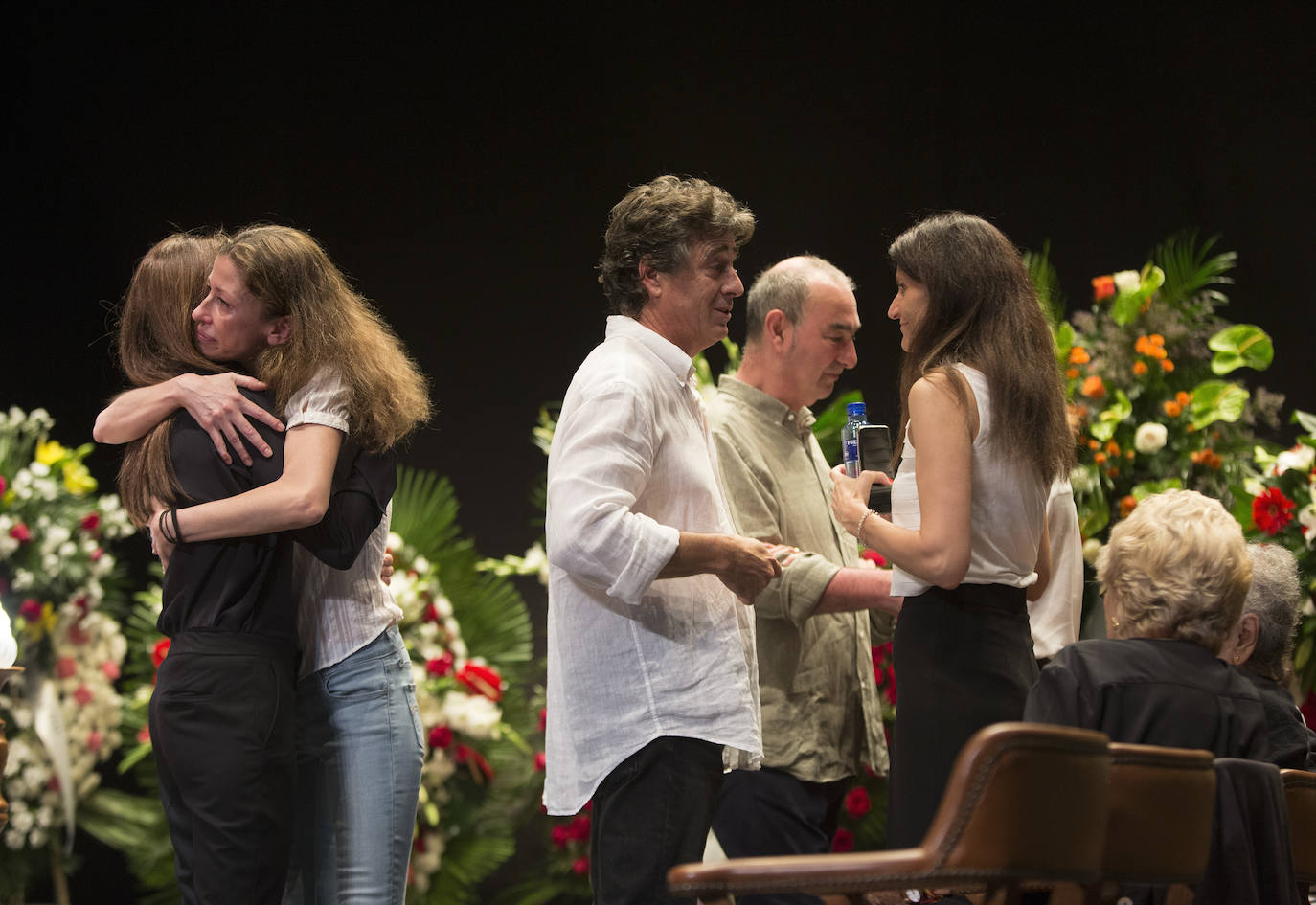 Decenas de personas despiden al actor y empresario teatral Arturo Fernández en la capilla ardiente abierta en el Teatro Jovellanos de Gijón.