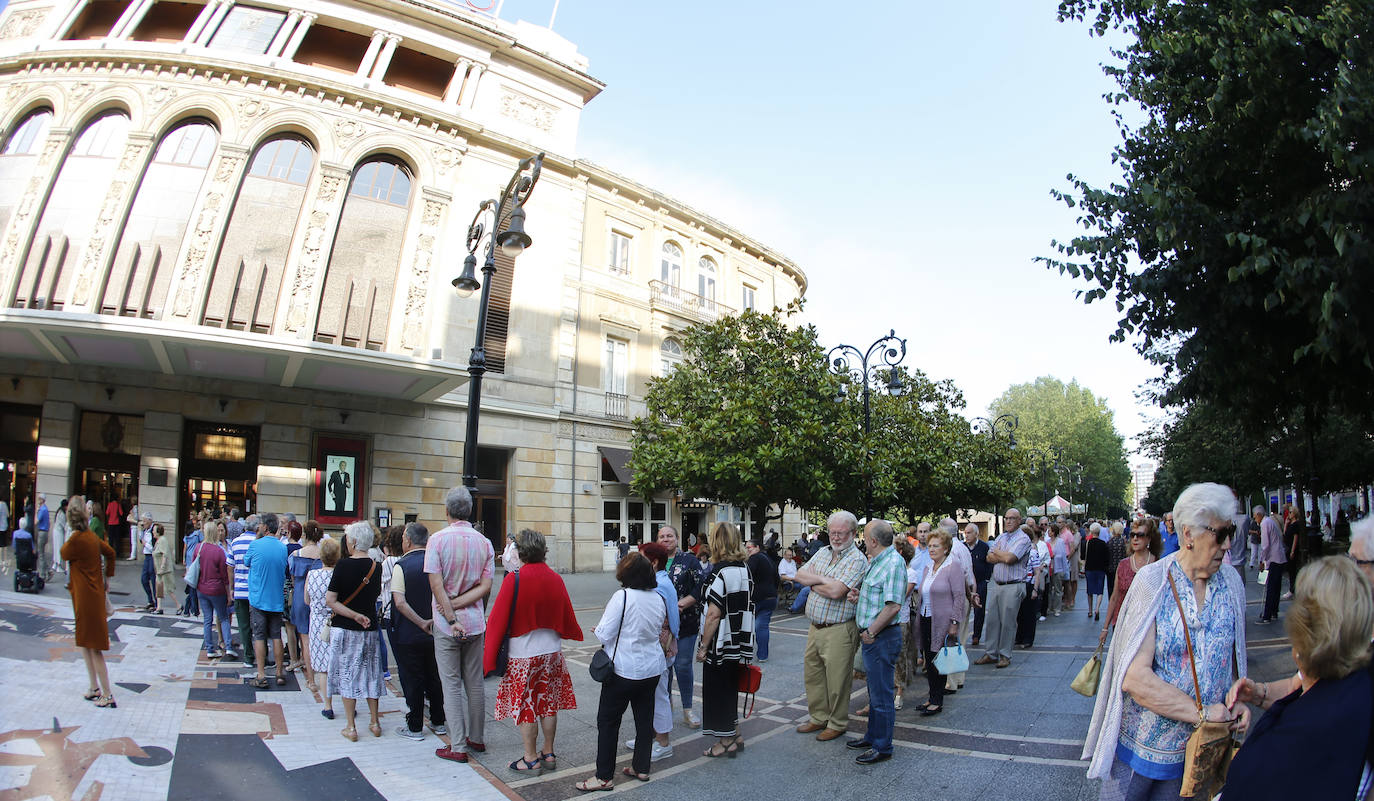 Decenas de personas despiden al actor y empresario teatral Arturo Fernández en la capilla ardiente abierta en el Teatro Jovellanos de Gijón.