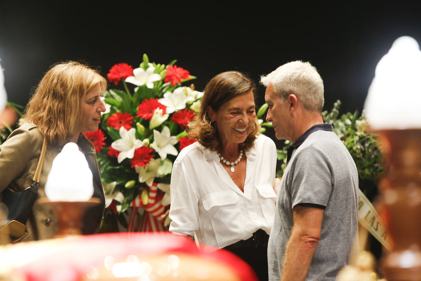 Decenas de personas despiden al actor y empresario teatral Arturo Fernández en la capilla ardiente abierta en el Teatro Jovellanos de Gijón.