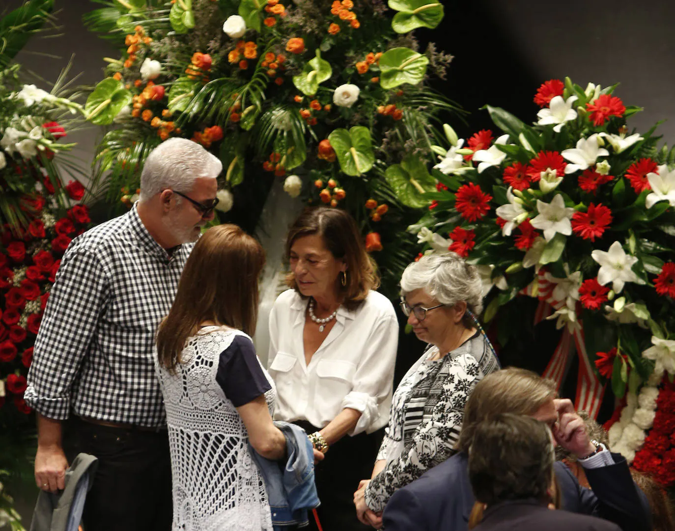 Decenas de personas despiden al actor y empresario teatral Arturo Fernández en la capilla ardiente abierta en el Teatro Jovellanos de Gijón.