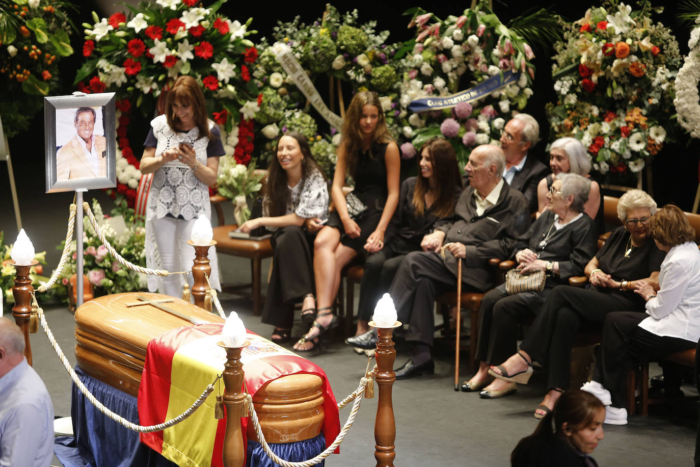 Decenas de personas despiden al actor y empresario teatral Arturo Fernández en la capilla ardiente abierta en el Teatro Jovellanos de Gijón.