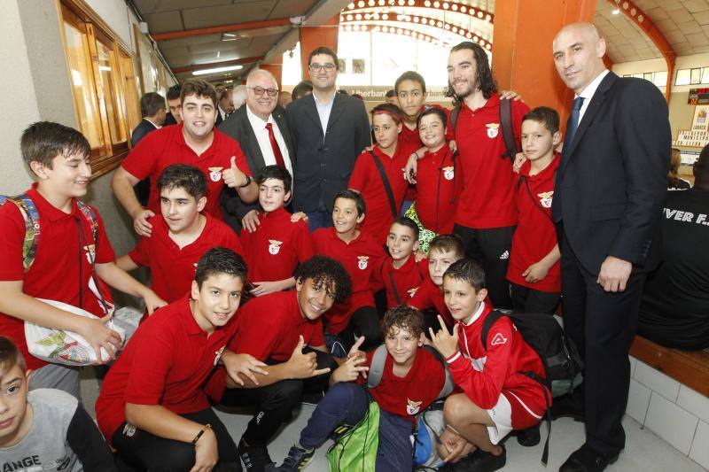 Tras ser recibido en el Ayuntamiento, con Gonzalo Azcárate y el alcalde valdesano Óscar Pérez como 'cicerones', el máximo mandatario del fútbol nacional acudió al cementerio luarqués para realizar una ofrenda floral a la tumba de Severo Ochoa y visitó el conservatorio antes de acudir al campo de La Veigona