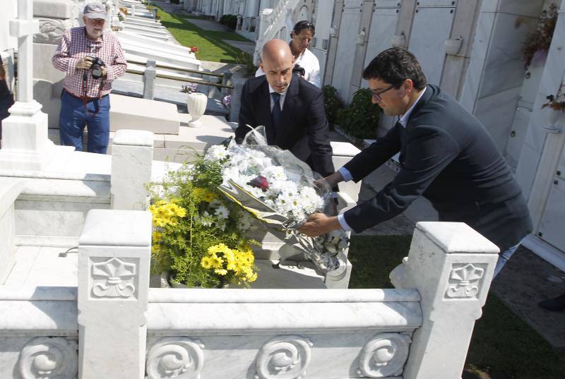 Tras ser recibido en el Ayuntamiento, con Gonzalo Azcárate y el alcalde valdesano Óscar Pérez como 'cicerones', el máximo mandatario del fútbol nacional acudió al cementerio luarqués para realizar una ofrenda floral a la tumba de Severo Ochoa y visitó el conservatorio antes de acudir al campo de La Veigona