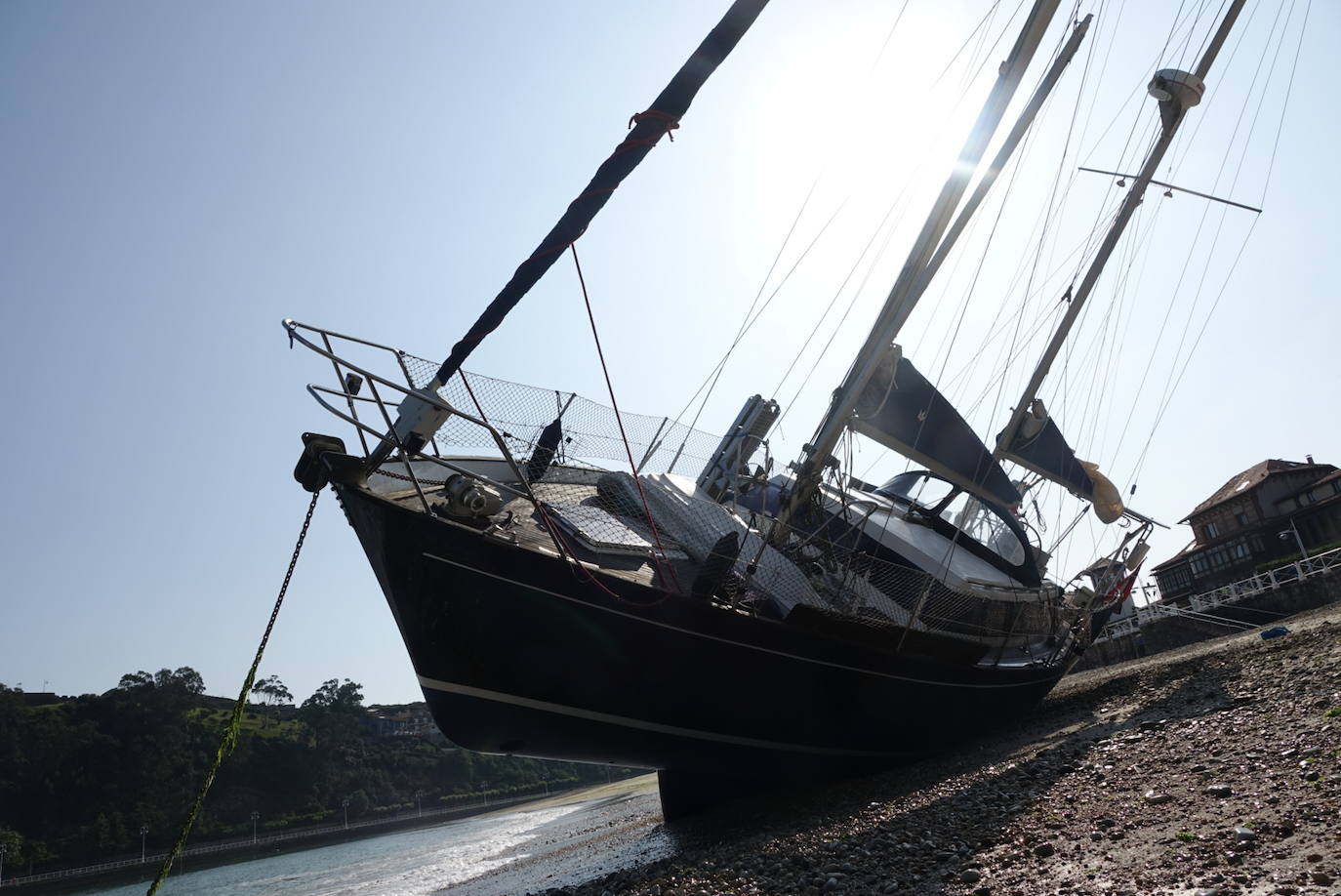 Fotos: Encalla un velero en Ribadesella