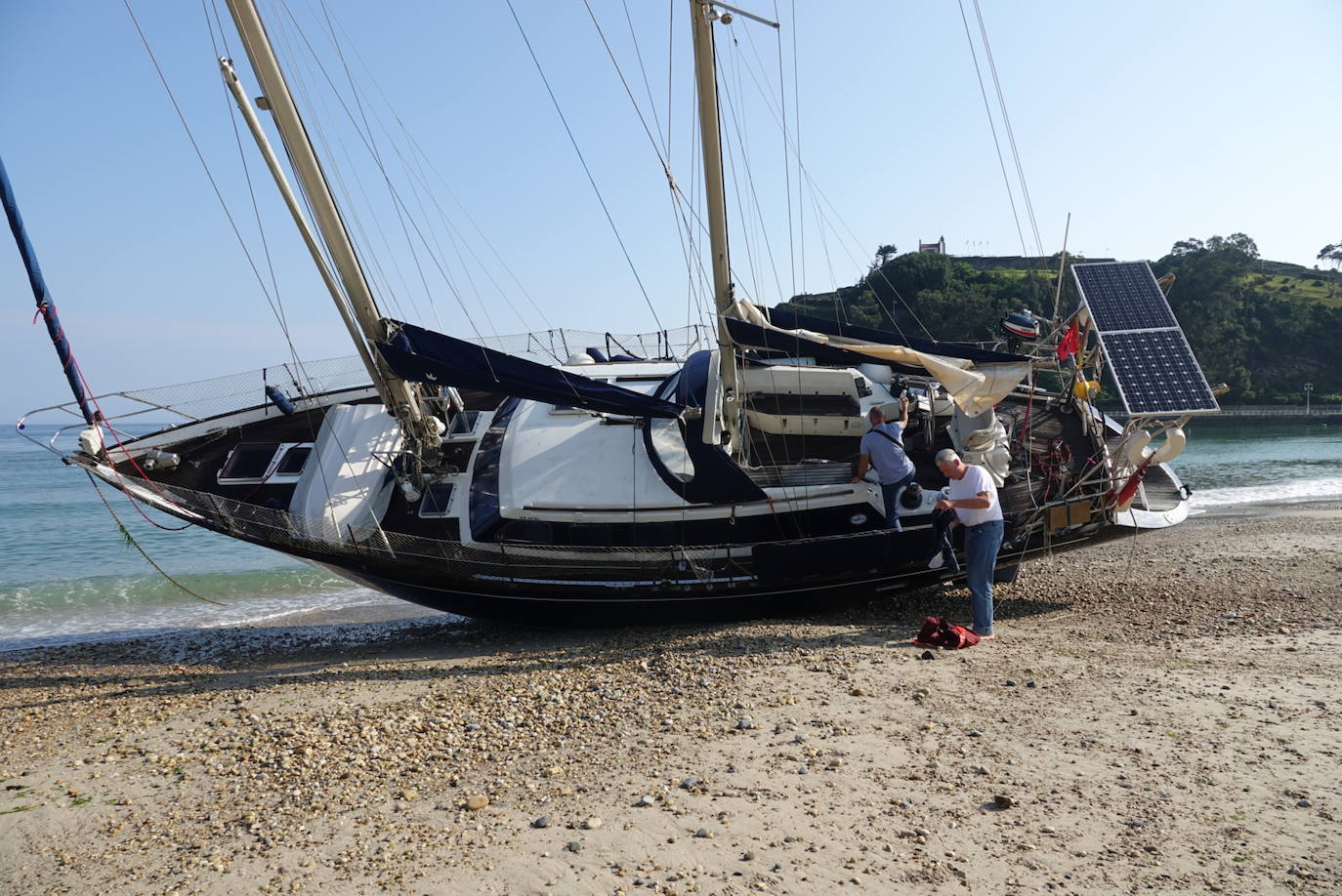 Fotos: Encalla un velero en Ribadesella