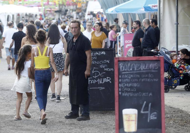 La llegada del tren negro dio inicio a la XXXII edición de la Semana Negra de Gijón, que a lo largo de nueve días contará con la participación de más de 150 autores de diversos géneros literarios y de distintos países europeos y latinoamericanos.