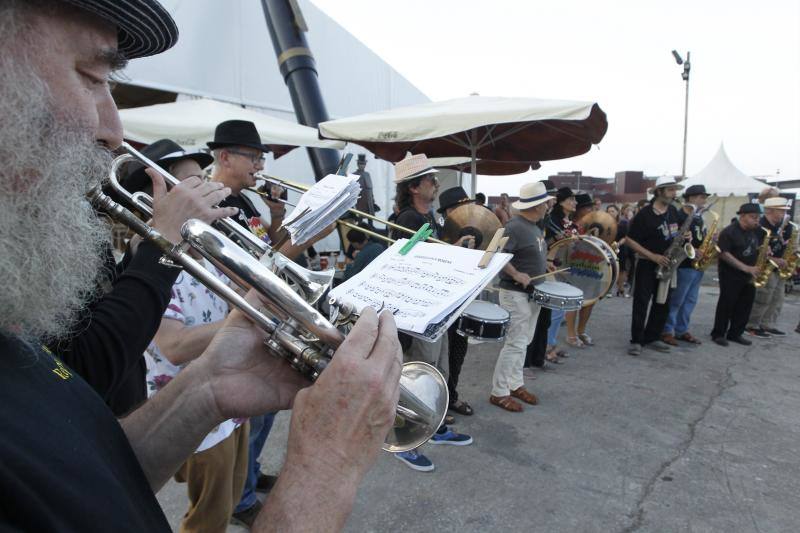 La llegada del tren negro dio inicio a la XXXII edición de la Semana Negra de Gijón, que a lo largo de nueve días contará con la participación de más de 150 autores de diversos géneros literarios y de distintos países europeos y latinoamericanos.