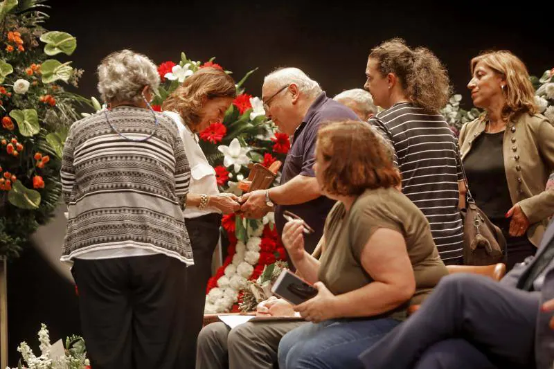 Decenas de personas despiden al actor y empresario teatral Arturo Fernández en la capilla ardiente abierta en el Teatro Jovellanos de Gijón.