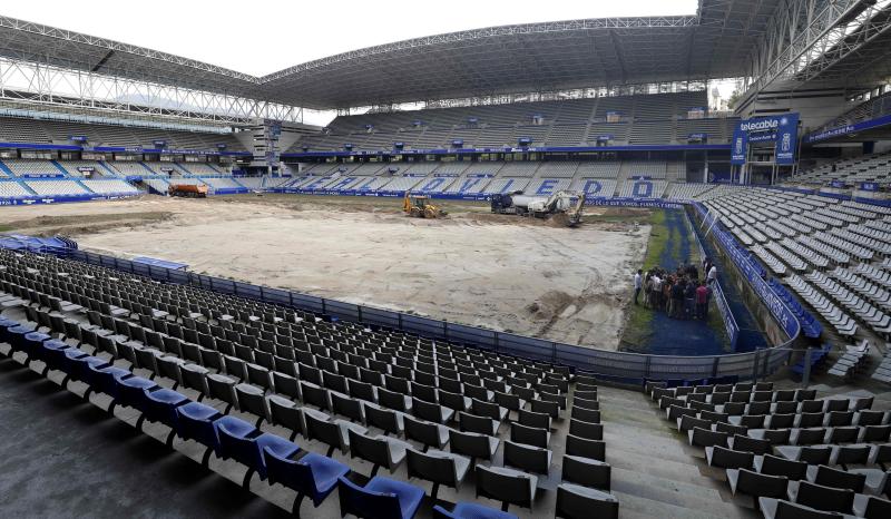 El alcalde de Oviedo, Alfredo Canteli, y el teniente alcalde, Nacho Cuesta, han visitado las obras de mejora del césped del Carlos Tartiere.