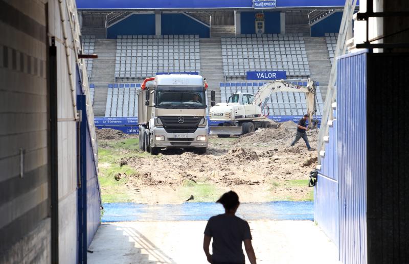 El alcalde de Oviedo, Alfredo Canteli, y el teniente alcalde, Nacho Cuesta, han visitado las obras de mejora del césped del Carlos Tartiere.