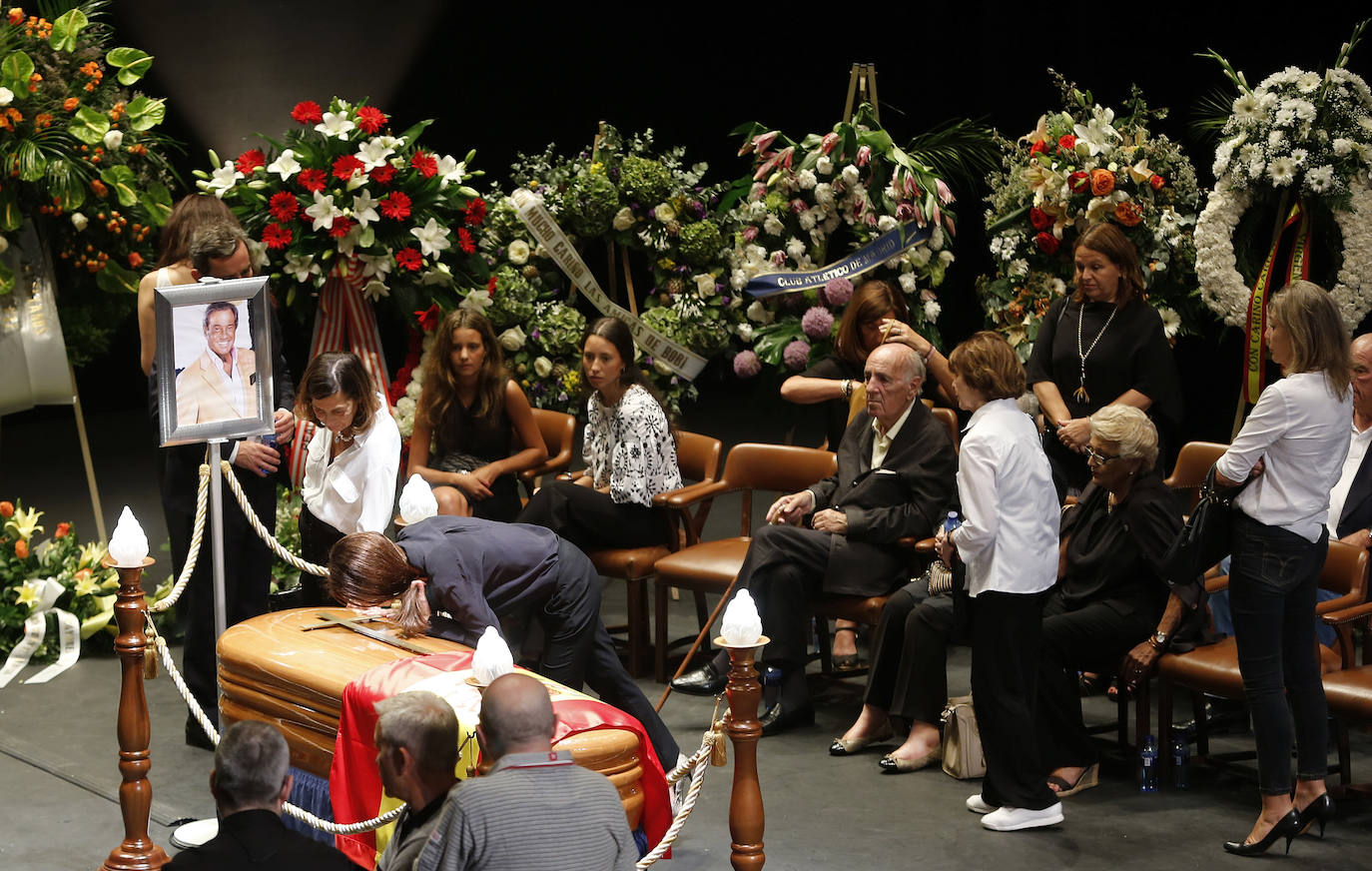 Más de 7.000 personas pasan por la capilla ardiente del Teatro Jovellanos para despedir al actor gijonés Arturo Fernández. 