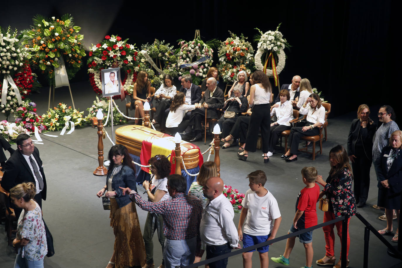 Último adiós al actor y empresario teatral en el Jovellanos