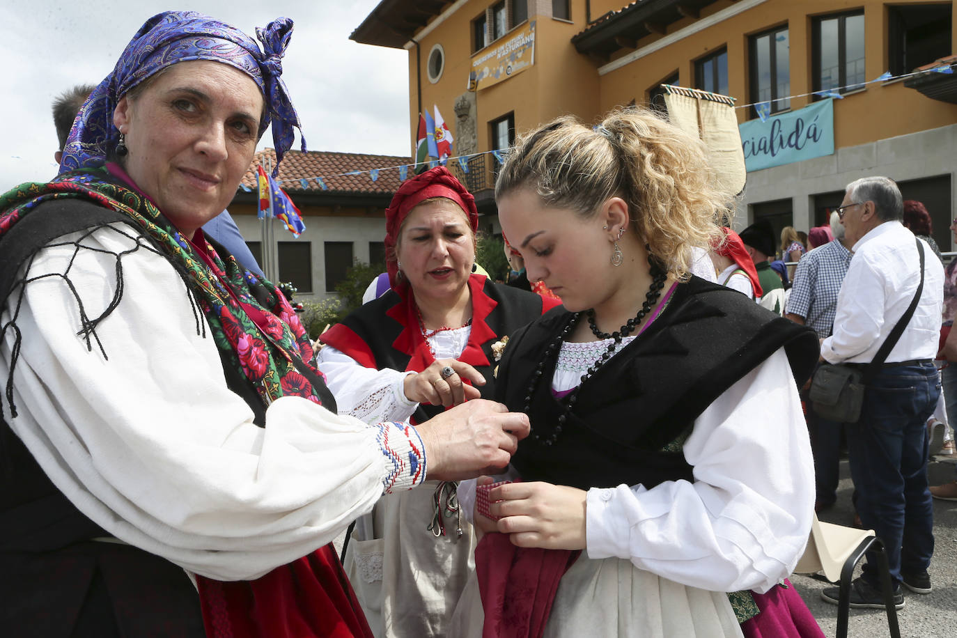 Martinporra acoge la XXIII Fiesta de la Oficialidá de la Llingua Asturiana, una fiesta con la que cada año Bimenes celebra la declaración de oficialidad del asturiano