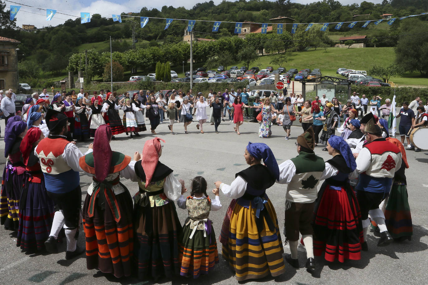 Martinporra acoge la XXIII Fiesta de la Oficialidá de la Llingua Asturiana, una fiesta con la que cada año Bimenes celebra la declaración de oficialidad del asturiano