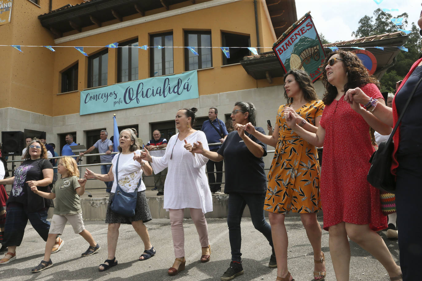 Martinporra acoge la XXIII Fiesta de la Oficialidá de la Llingua Asturiana, una fiesta con la que cada año Bimenes celebra la declaración de oficialidad del asturiano
