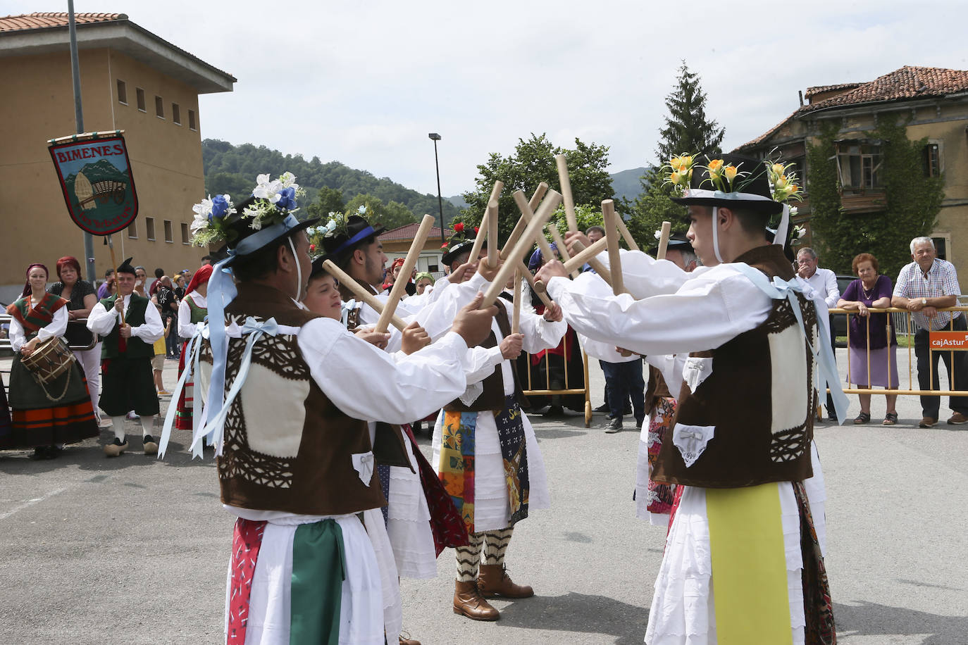 Martinporra acoge la XXIII Fiesta de la Oficialidá de la Llingua Asturiana, una fiesta con la que cada año Bimenes celebra la declaración de oficialidad del asturiano
