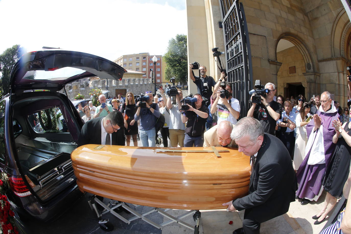 Numerosos representantes de la política y la cultura, así como centenares de amigos y seguidores del actor Arturo Fernández han arropado a su familia en el funeral que se oficia en la iglesia de San Pedro de Gijón, donde el féretro con los restos mortales del intérprete ha sido recibido entre aplausos.