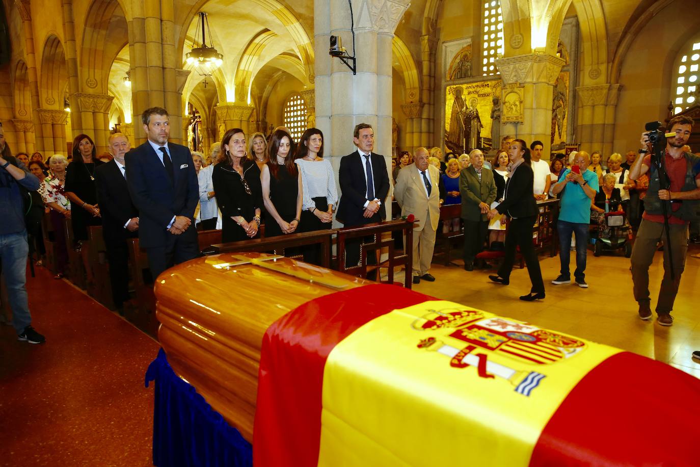 Numerosos representantes de la política y la cultura, así como centenares de amigos y seguidores del actor Arturo Fernández han arropado a su familia en el funeral que se oficia en la iglesia de San Pedro de Gijón, donde el féretro con los restos mortales del intérprete ha sido recibido entre aplausos.