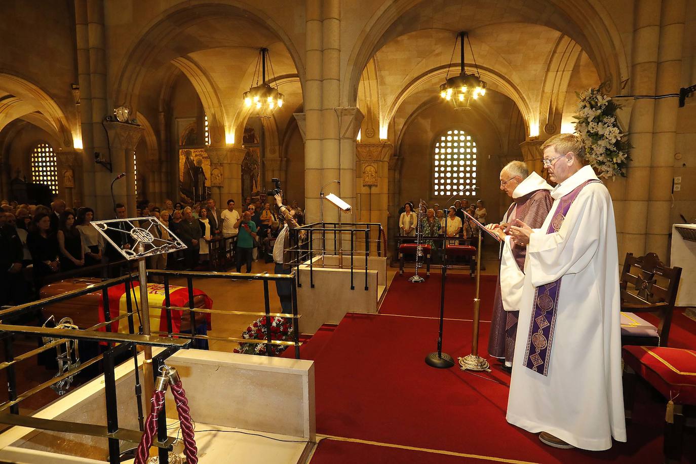 Numerosos representantes de la política y la cultura, así como centenares de amigos y seguidores del actor Arturo Fernández han arropado a su familia en el funeral que se oficia en la iglesia de San Pedro de Gijón, donde el féretro con los restos mortales del intérprete ha sido recibido entre aplausos.