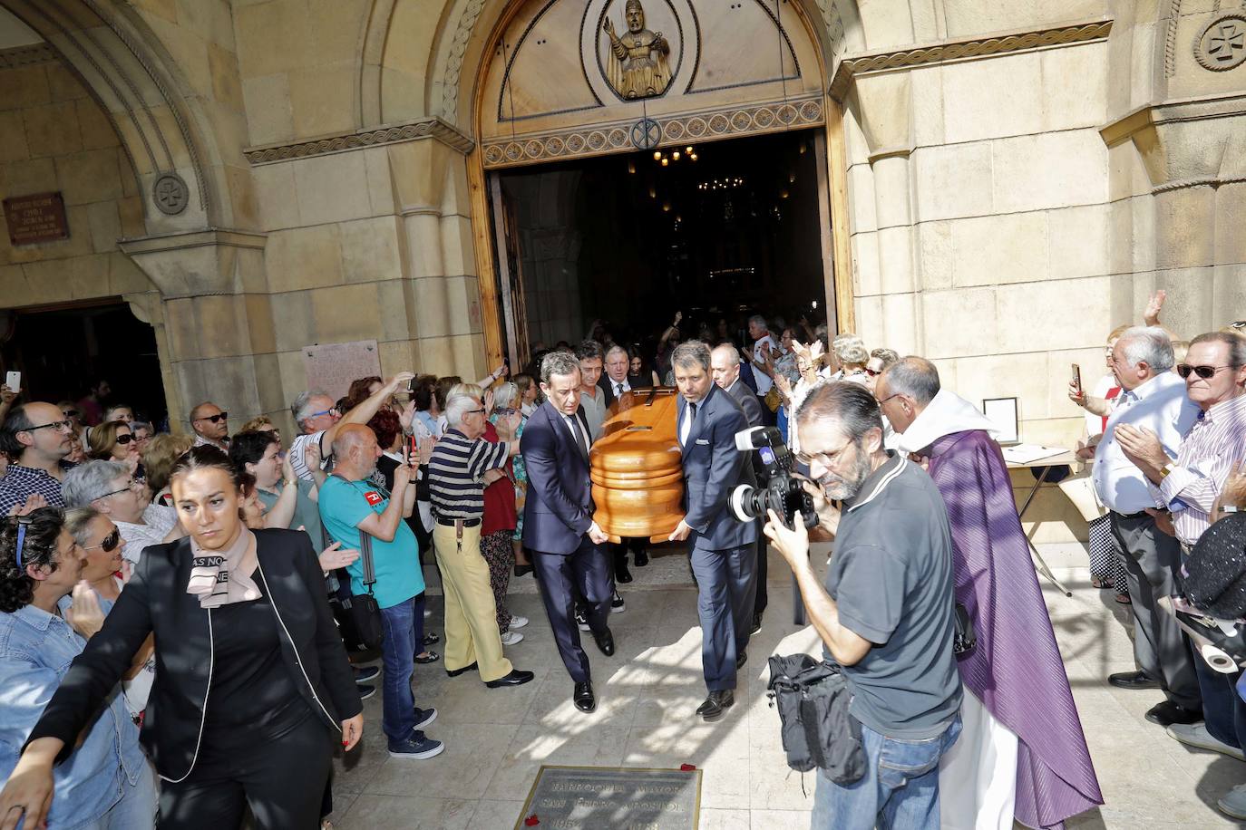 Numerosos representantes de la política y la cultura, así como centenares de amigos y seguidores del actor Arturo Fernández han arropado a su familia en el funeral que se oficia en la iglesia de San Pedro de Gijón, donde el féretro con los restos mortales del intérprete ha sido recibido entre aplausos.