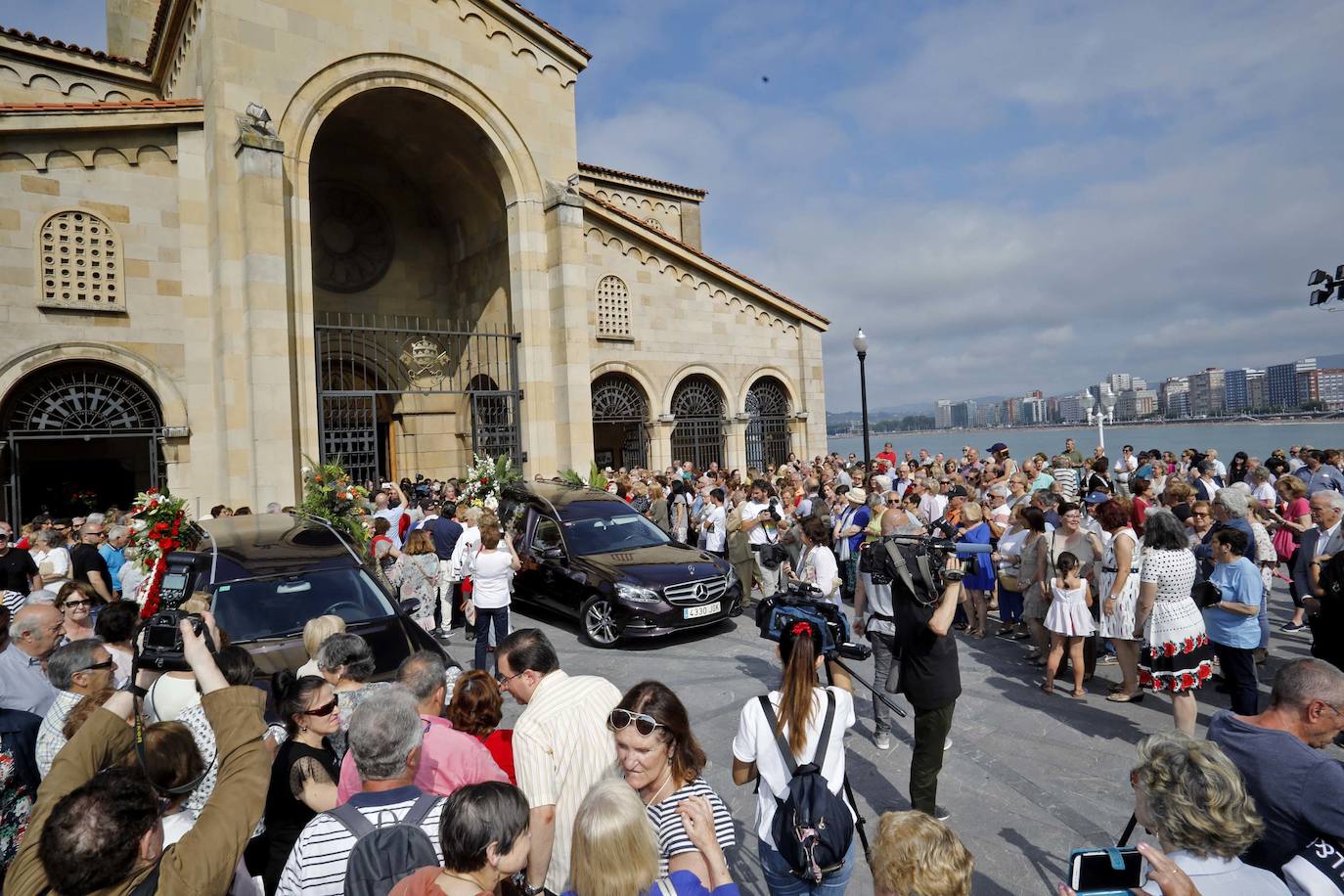 Numerosos representantes de la política y la cultura, así como centenares de amigos y seguidores del actor Arturo Fernández han arropado a su familia en el funeral que se oficia en la iglesia de San Pedro de Gijón, donde el féretro con los restos mortales del intérprete ha sido recibido entre aplausos.