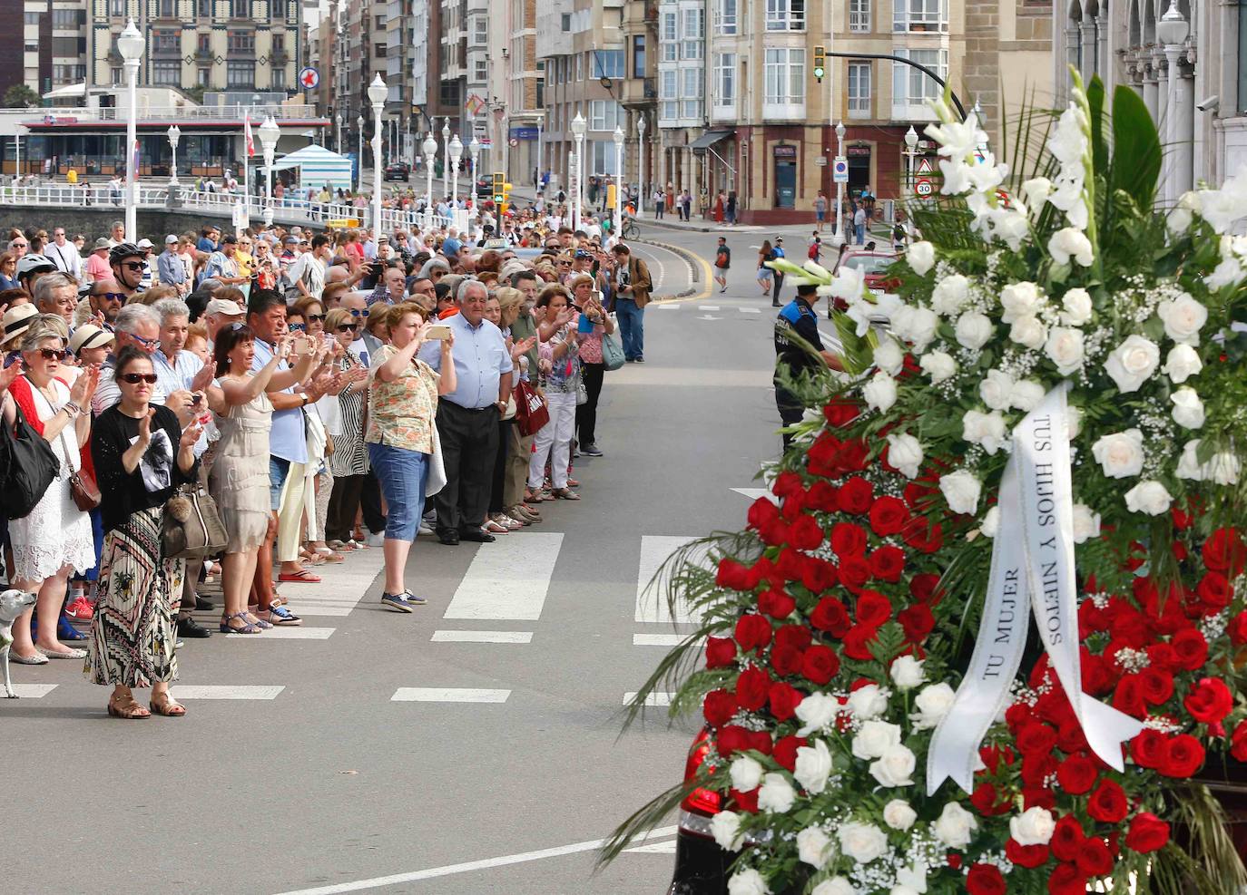 Numerosos representantes de la política y la cultura, así como centenares de amigos y seguidores del actor Arturo Fernández han arropado a su familia en el funeral que se oficia en la iglesia de San Pedro de Gijón, donde el féretro con los restos mortales del intérprete ha sido recibido entre aplausos.