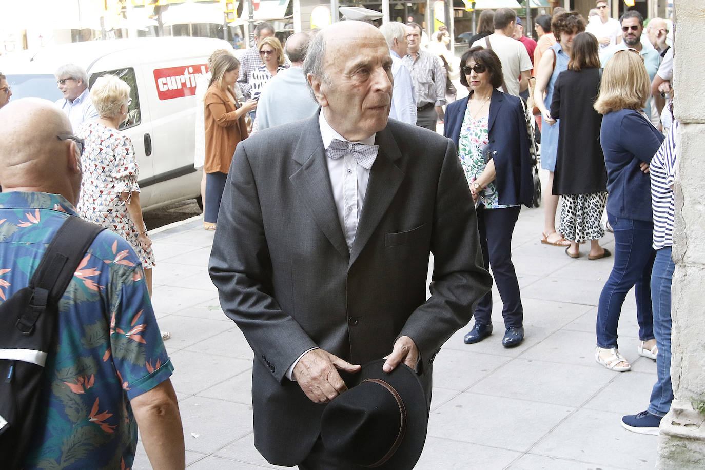 La parroquia de San Lorenzo acogió el funeral por el histórico presidente del Ateneo Jovellanos