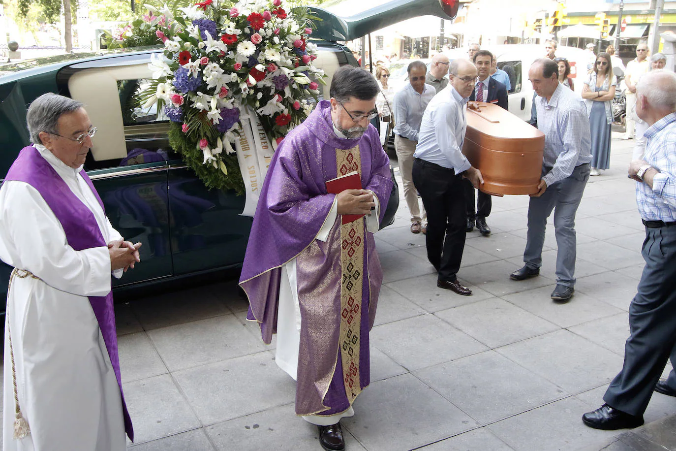 La parroquia de San Lorenzo acogió el funeral por el histórico presidente del Ateneo Jovellanos