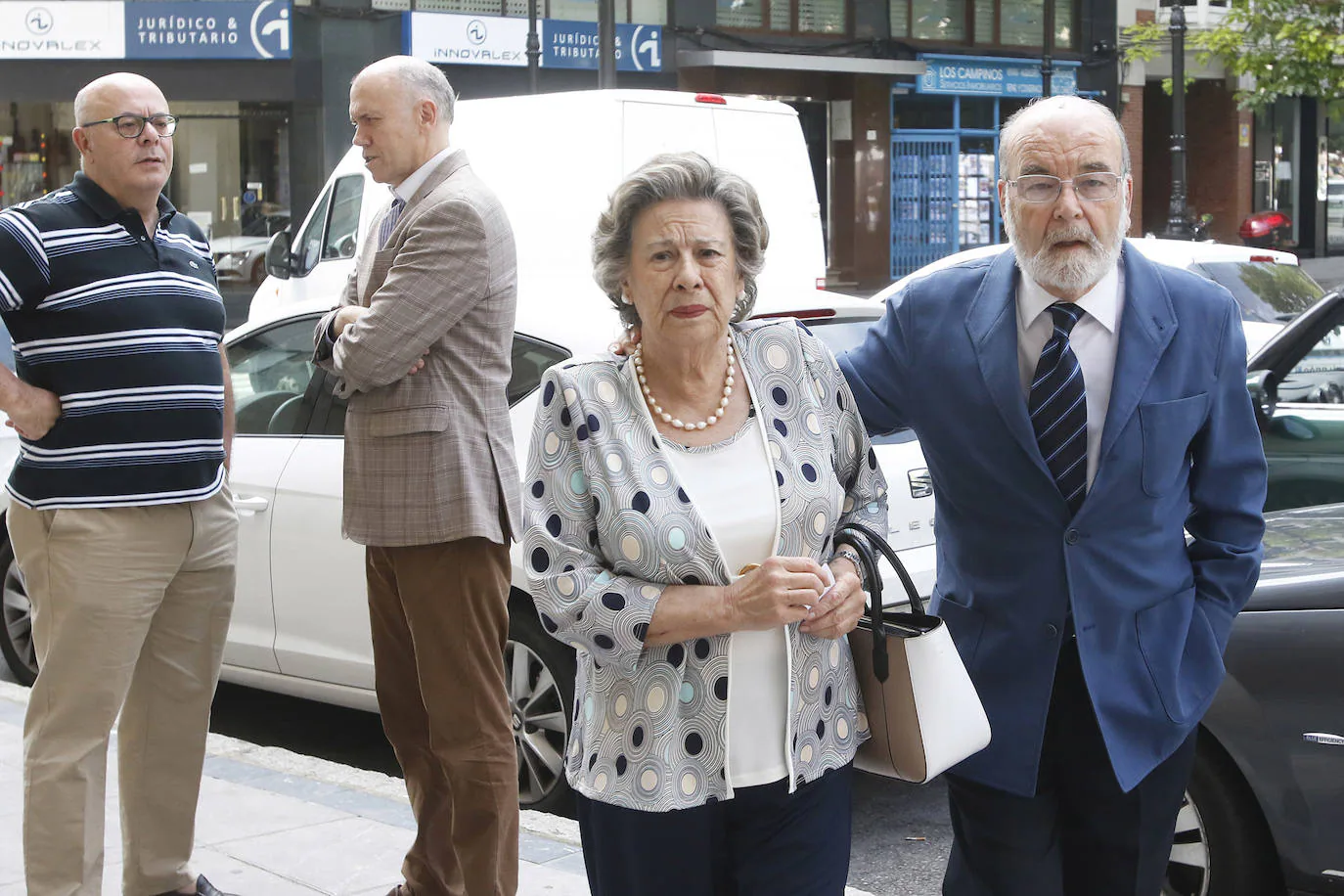 La parroquia de San Lorenzo acogió el funeral por el histórico presidente del Ateneo Jovellanos