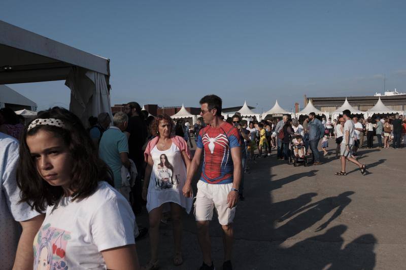 Los asistentes, como cada año, disfrutan de los puestos de comida, atracciones, lectura, exposiciones y un sinfín de iniciativas que hacen que esta sea una visita obligada edición tras edición.