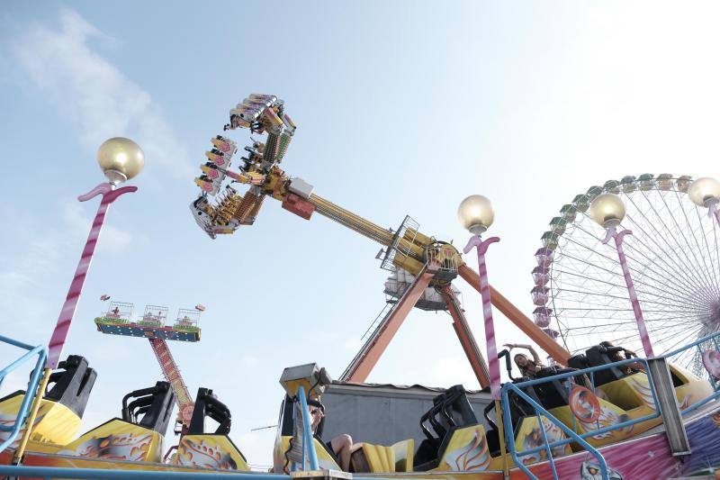 Los asistentes, como cada año, disfrutan de los puestos de comida, atracciones, lectura, exposiciones y un sinfín de iniciativas que hacen que esta sea una visita obligada edición tras edición.