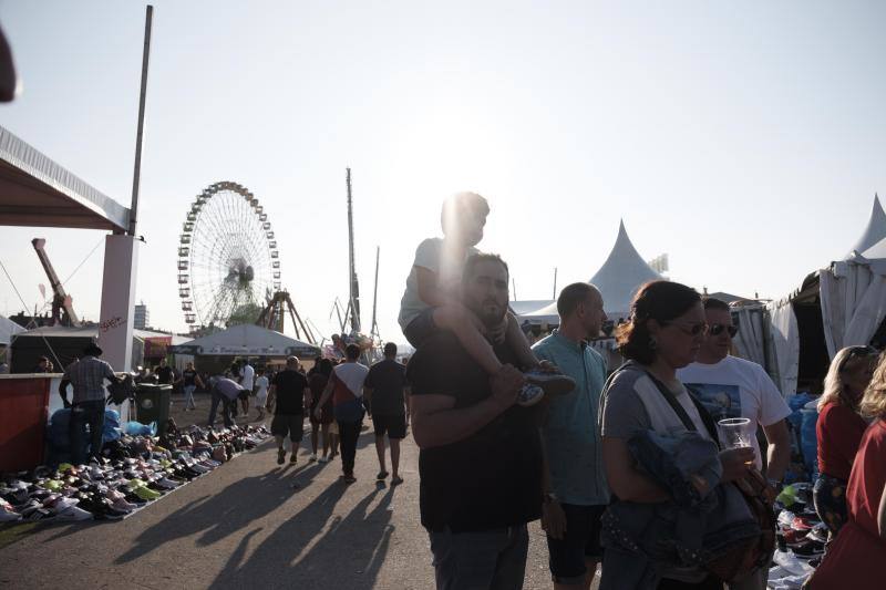 Los asistentes, como cada año, disfrutan de los puestos de comida, atracciones, lectura, exposiciones y un sinfín de iniciativas que hacen que esta sea una visita obligada edición tras edición.