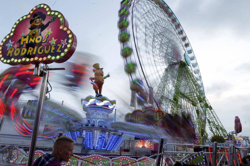 Los asistentes, como cada año, disfrutan de los puestos de comida, atracciones, lectura, exposiciones y un sinfín de iniciativas que hacen que esta sea una visita obligada edición tras edición.